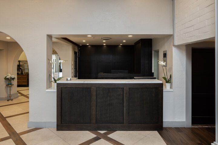 Check-in/check-out kiosk