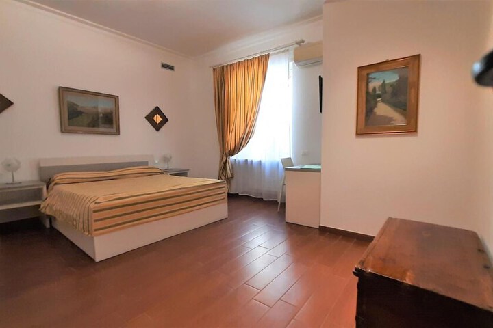 Room 12 of 37