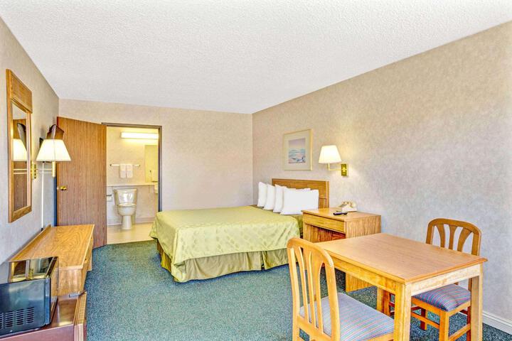 1 Queen Bed (6 of 11)