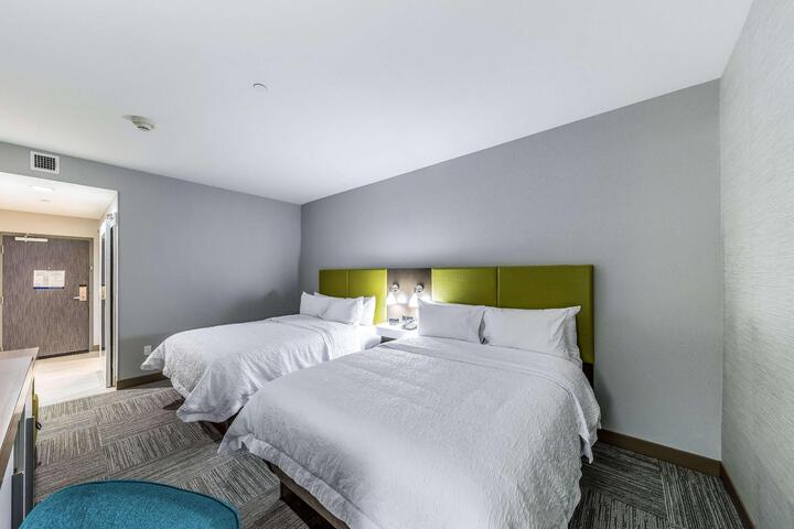 2 Queen Beds (3 of 5)