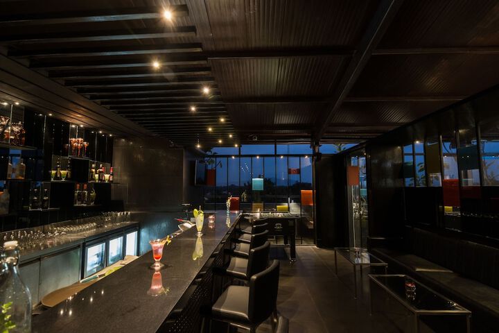 Lounge 63 of 79