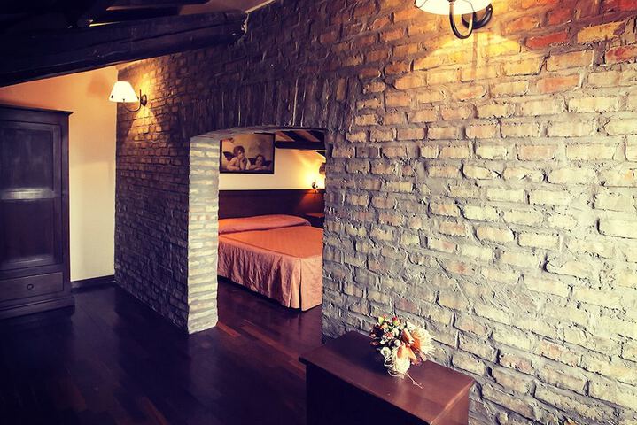 Room 9 of 32
