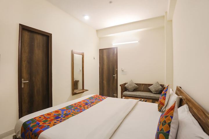 Room 9 of 25
