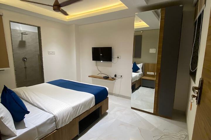 Room 10 of 13