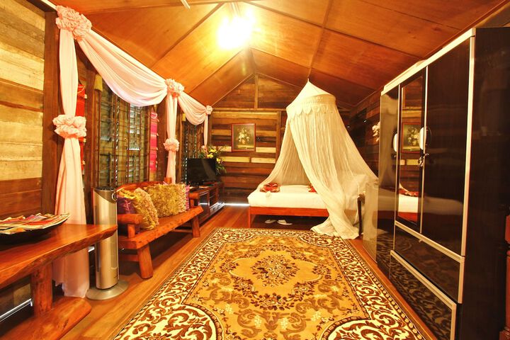 Room 4 of 100