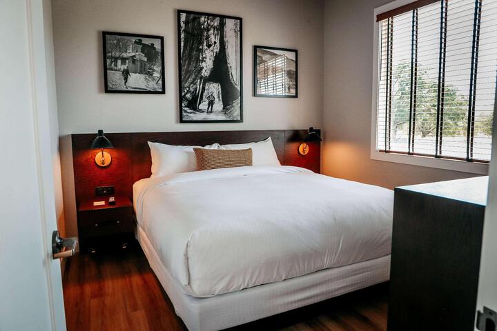 1 King Bed (1 of 20)