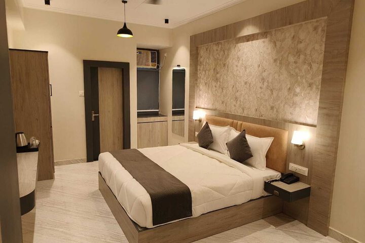 Room 5 of 13