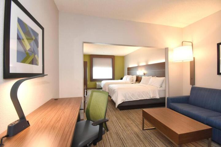 2 Queen Beds (1 of 16)