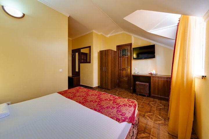 Room 12 of 25