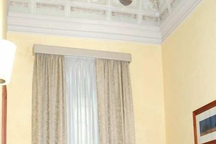Room 4 of 33