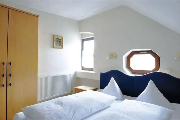 Room 4 of 10