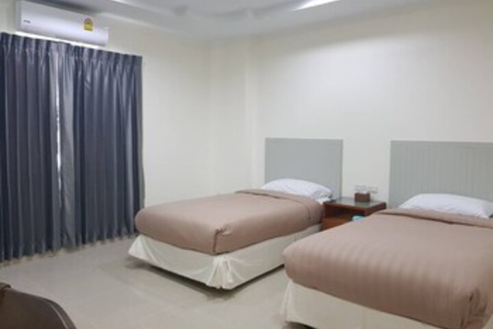 Room 4 of 9