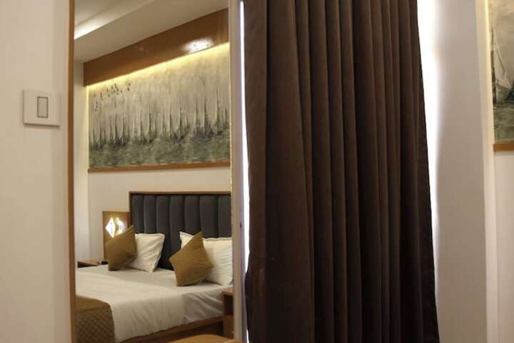Room 4 of 38
