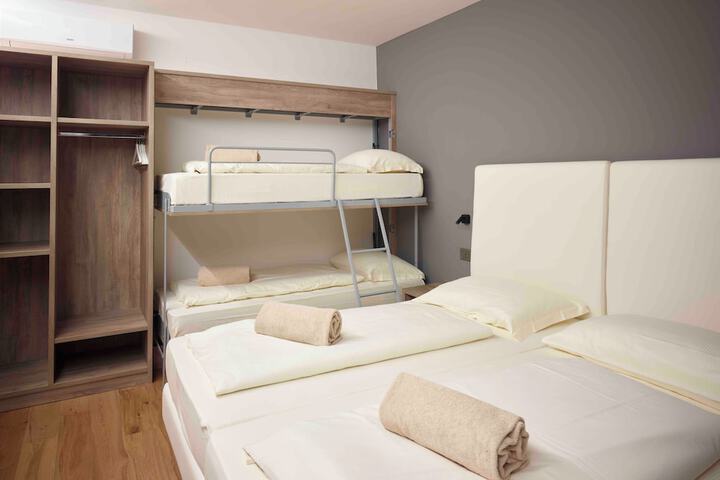 Room 20 of 77