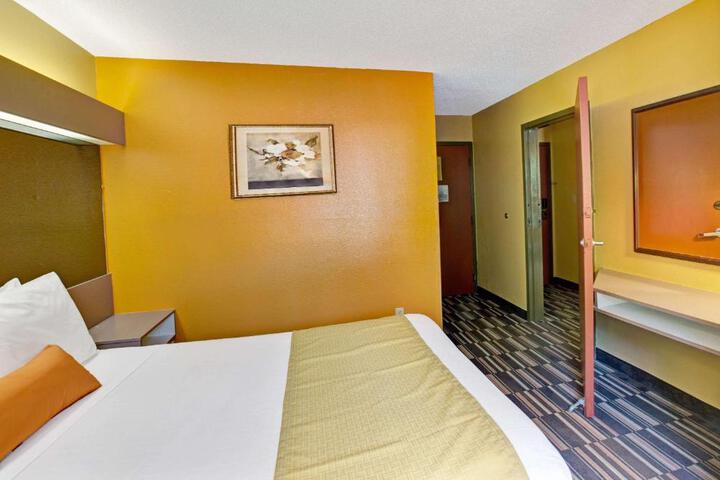 1 Queen Bed (10 of 13)