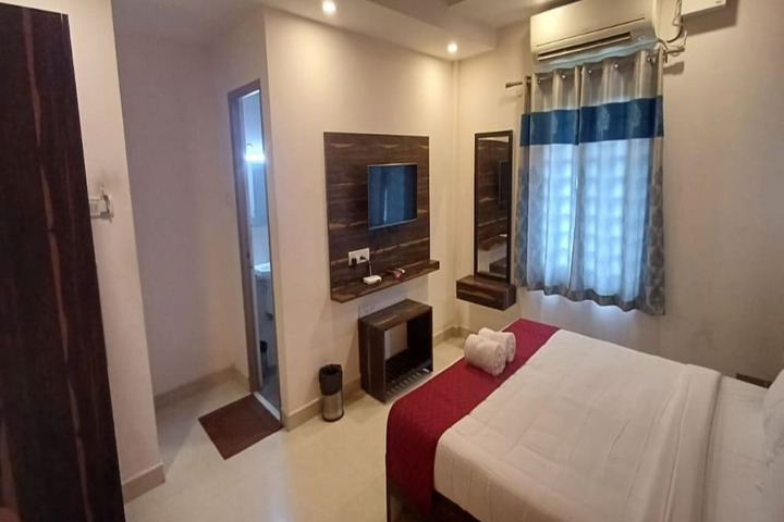 Room 5 of 12