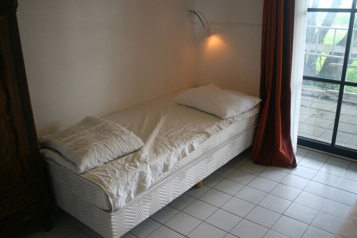 Room 6 of 42