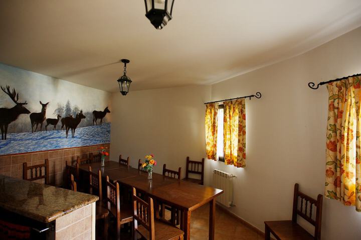 Dining 4 of 8