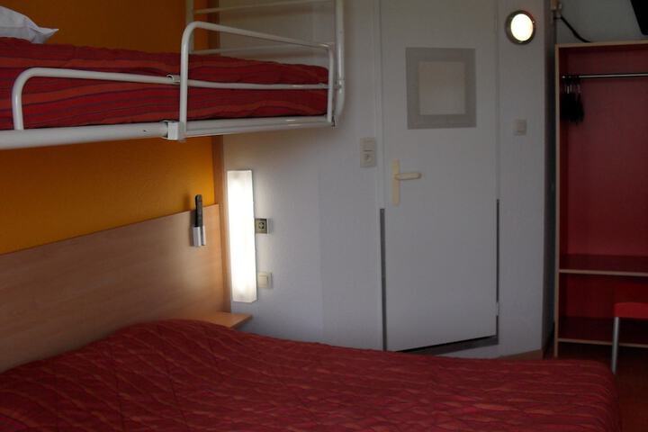 Room 7 of 33