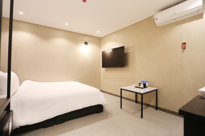 Room 28 of 46