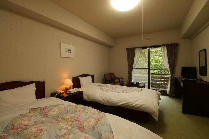 Room 7 of 33