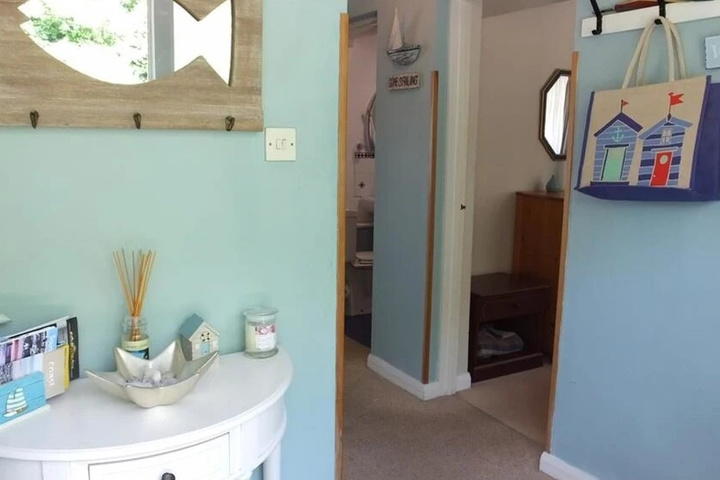 Room 9 of 16