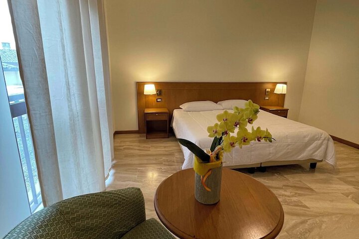 Room 9 of 18