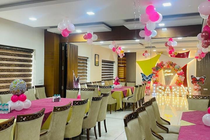 Ballroom/Hall 67 of 77