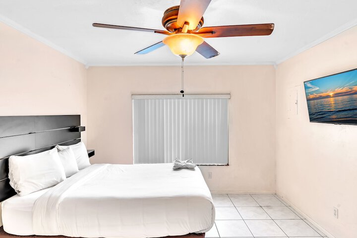 Studio Queen Size Bed (75 of 86)