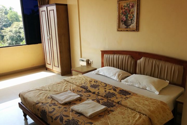 Room 13 of 33