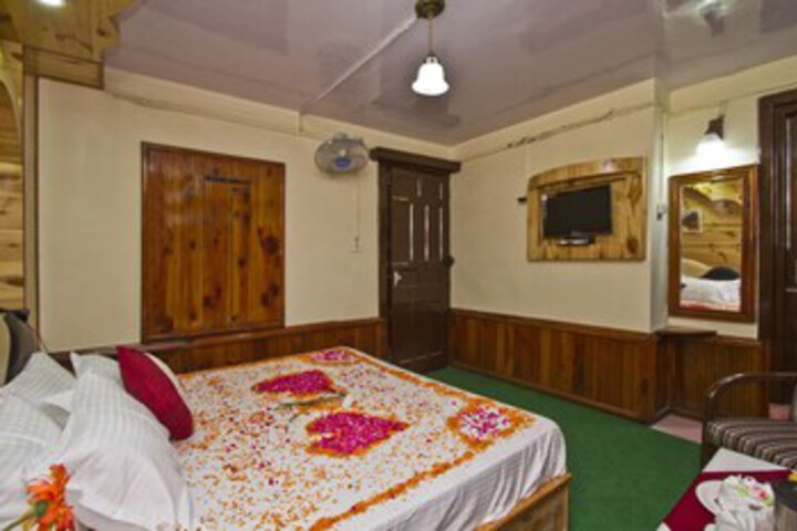 Room 8 of 16