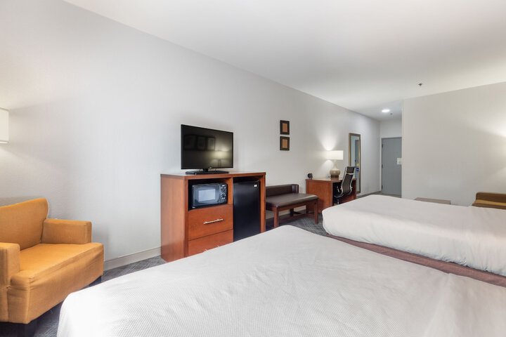 2 Queen Beds (8 of 8)