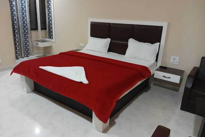 Room 5 of 10