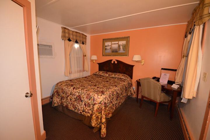 1 Queen Bed (18 of 30)