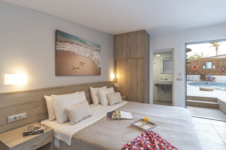Room 8 of 90