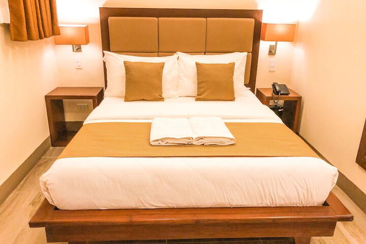Room 11 of 77