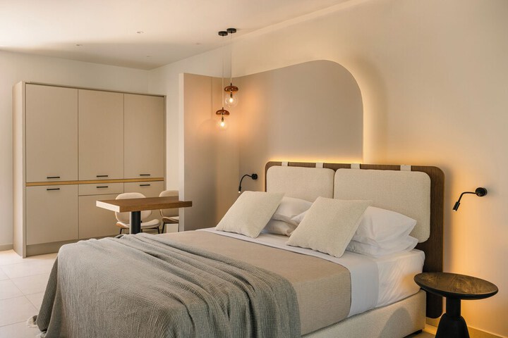 Room 44 of 214