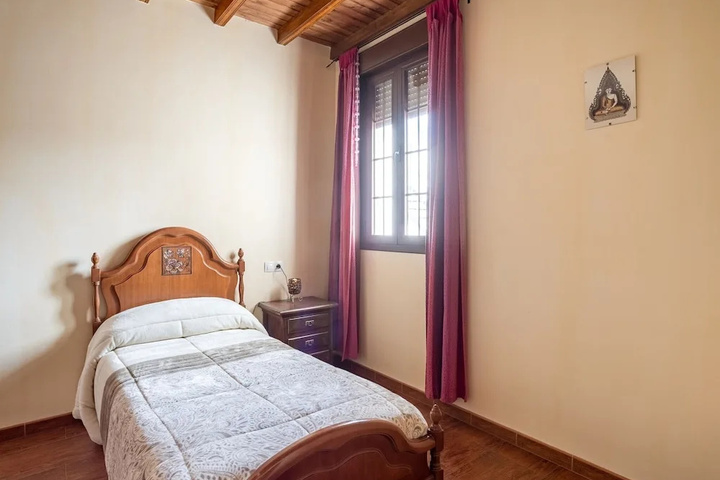 Room 4 of 16