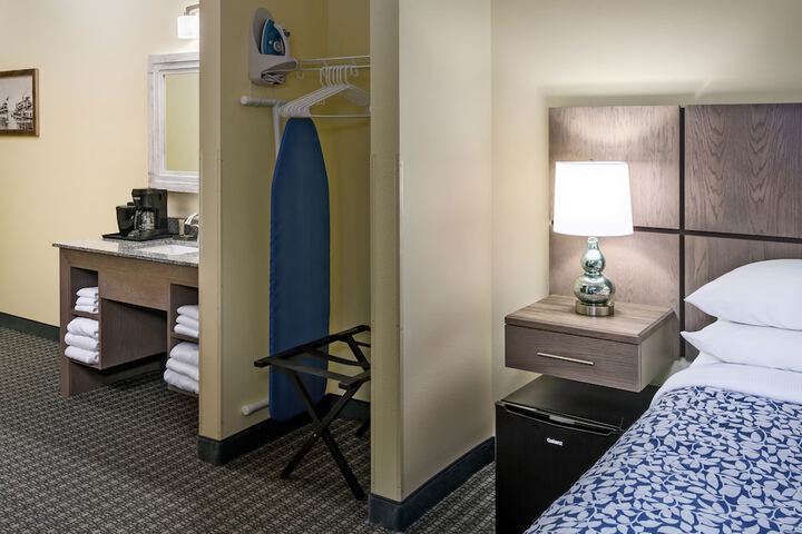 1 King Bed (30 of 39)