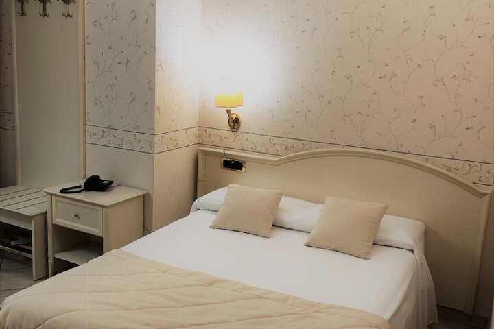 Room 9 of 18