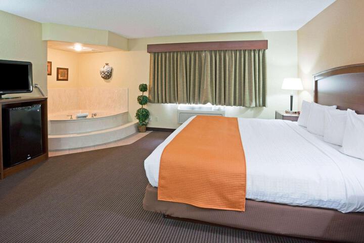 1 King Bed (3 of 9)
