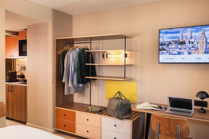 Room 42 of 203