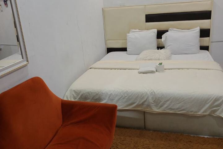 Room 4 of 7