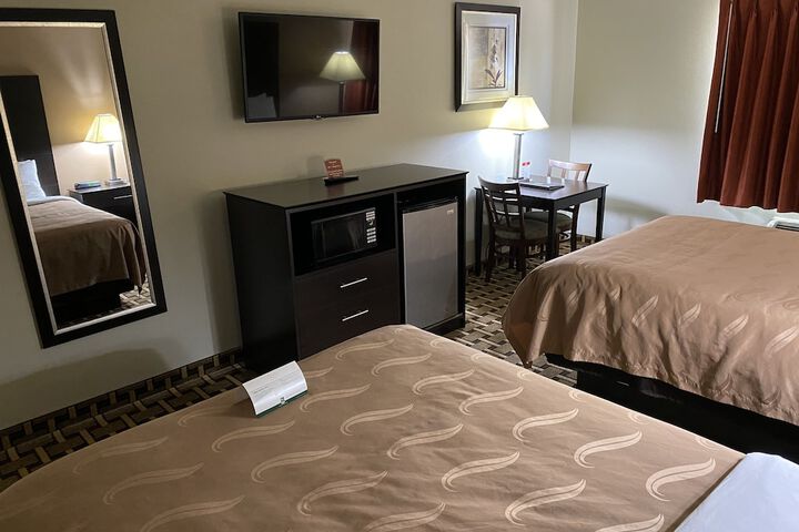 1 Queen Bed (6 of 11)