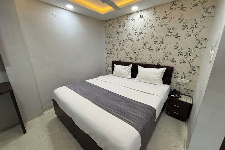 Room 8 of 16