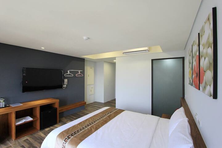 Room 2 of 62