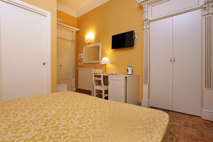 Room 11 of 37