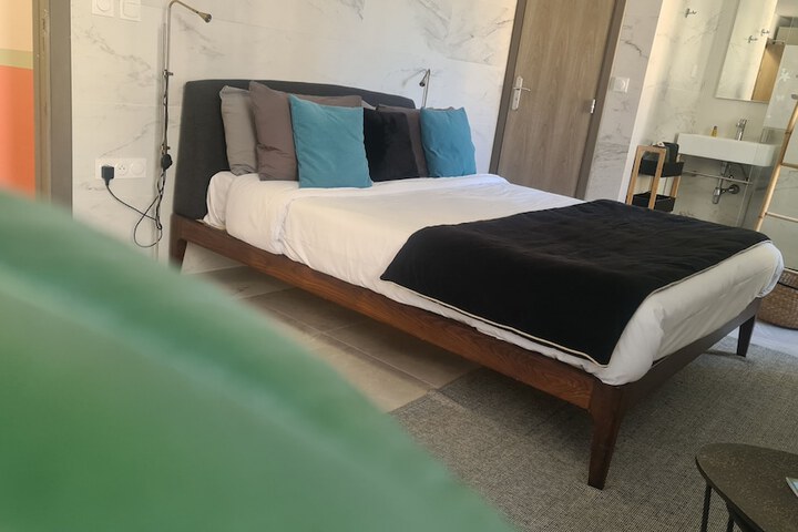 Room 12 of 118