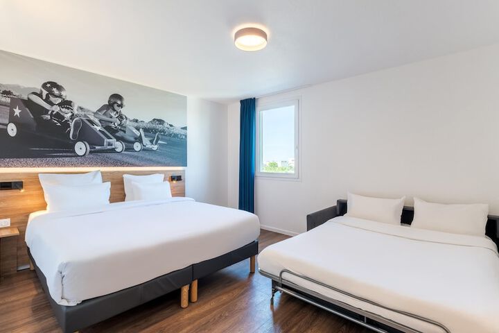 Room 6 of 44