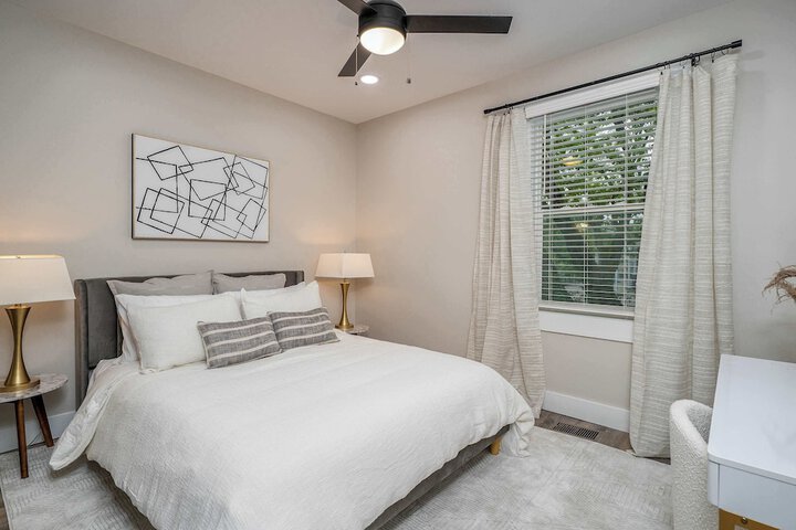 Room 2 of 33